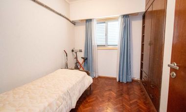 Casa de 4 dorm con cochera a mts de la Legislatura