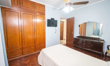 Casa de 4 dorm con cochera a mts de la Legislatura