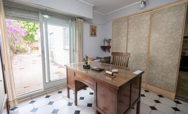 Casa de 4 dorm con cochera a mts de la Legislatura