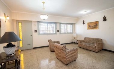 Casa de 4 dorm con cochera a mts de la Legislatura