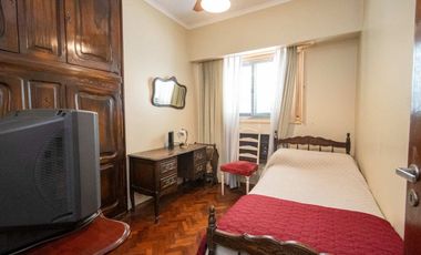 Casa de 4 dorm con cochera a mts de la Legislatura