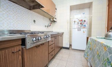 Casa de 4 dorm con cochera a mts de la Legislatura