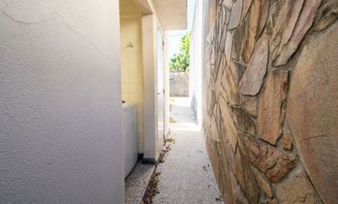 Casa de 4 dorm con cochera a mts de la Legislatura