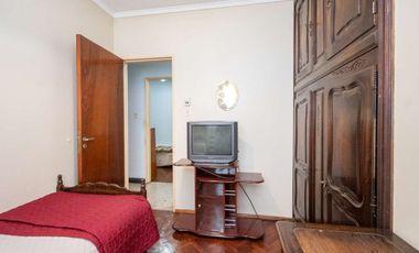 Casa de 4 dorm con cochera a mts de la Legislatura