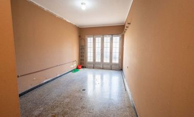 Casa de 4 dorm con cochera a mts de la Legislatura