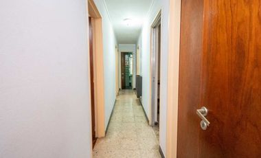 Casa de 4 dorm con cochera a mts de la Legislatura