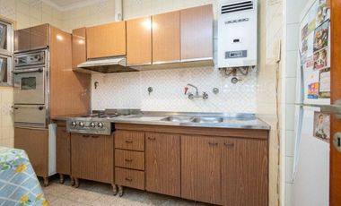 Casa de 4 dorm con cochera a mts de la Legislatura