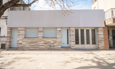 Casa de 4 dorm con cochera a mts de la Legislatura