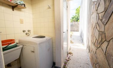 Casa de 4 dorm con cochera a mts de la Legislatura