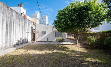 Casa de 4 dorm con cochera a mts de la Legislatura