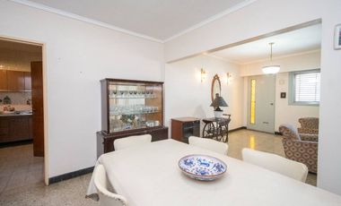 Casa de 4 dorm con cochera a mts de la Legislatura