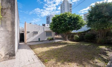 Casa de 4 dorm con cochera a mts de la Legislatura