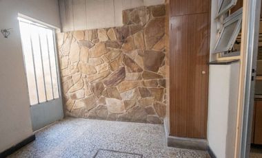 Casa de 4 dorm con cochera a mts de la Legislatura