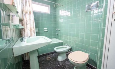 Casa de 4 dorm con cochera a mts de la Legislatura