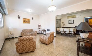 Casa de 4 dorm con cochera a mts de la Legislatura