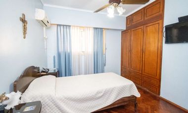 Casa de 4 dorm con cochera a mts de la Legislatura