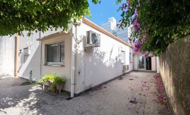Casa de 4 dorm con cochera a mts de la Legislatura