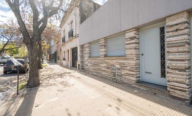 Casa de 4 dorm con cochera a mts de la Legislatura