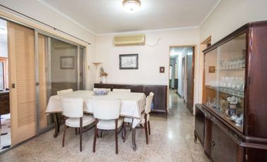 Casa de 4 dorm con cochera a mts de la Legislatura