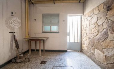 Casa de 4 dorm con cochera a mts de la Legislatura