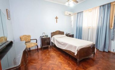 Casa de 4 dorm con cochera a mts de la Legislatura