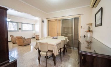 Casa de 4 dorm con cochera a mts de la Legislatura