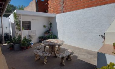 VENTA CASA 2 DORMITORIOS PATIO QUINCHO