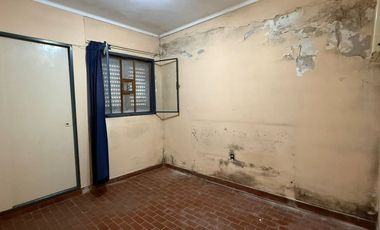 VENTA CASA A REACONDICIONAR ZONA OESTE