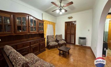 CASA EN VENTA 5 AMBIENTES EN LUIS GUILLON