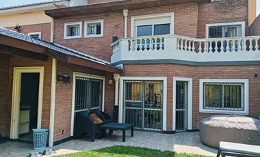 Venta Casa 7 ambientes con pileta en Tapiales