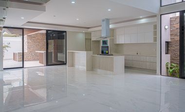 Residencia en Venta muy amplia, inteligente en Lomas del Mar