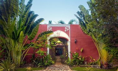 Hacienda-style house in Quintas Baspul, Mérida