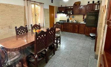 VENTA CASA 4 DORMITORIOS PATIO Y PILETA B. ALBERDI