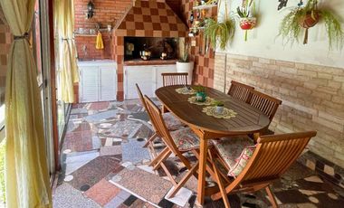 VENTA CASA 4 DORMITORIOS PATIO Y PILETA B. ALBERDI
