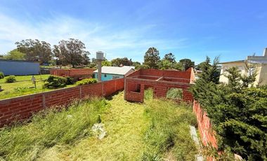 VENTA CASA A TERMINAR 4 AMB + QUINCHO - LOS LOBOS