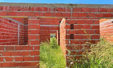 VENTA CASA A TERMINAR 4 AMB + QUINCHO - LOS LOBOS