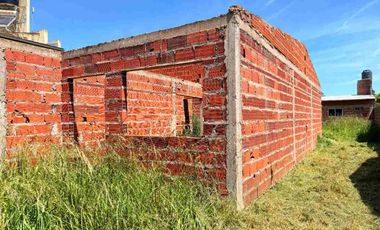 VENTA CASA A TERMINAR 4 AMB + QUINCHO - LOS LOBOS