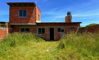 VENTA CASA A TERMINAR 4 AMB + QUINCHO - LOS LOBOS