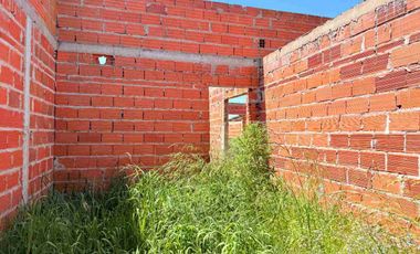 VENTA CASA A TERMINAR 4 AMB + QUINCHO - LOS LOBOS