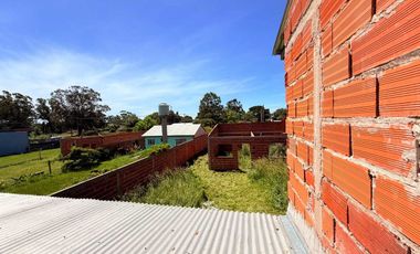 VENTA CASA A TERMINAR 4 AMB + QUINCHO - LOS LOBOS