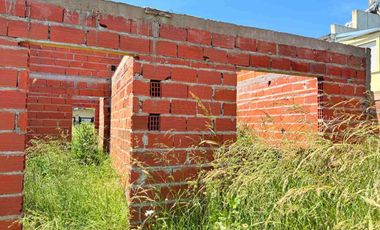 VENTA CASA A TERMINAR 4 AMB + QUINCHO - LOS LOBOS