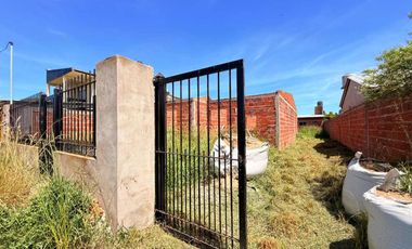 VENTA CASA A TERMINAR 4 AMB + QUINCHO - LOS LOBOS