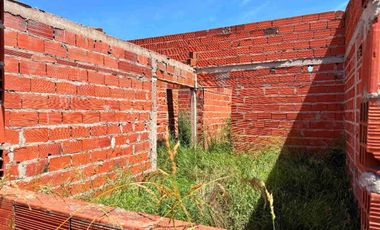 VENTA CASA A TERMINAR 4 AMB + QUINCHO - LOS LOBOS