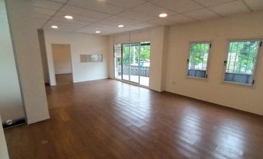 Oficina Comercial - Cerro De Las Rosas - Sobre calle Rafael Núñez - Una planta