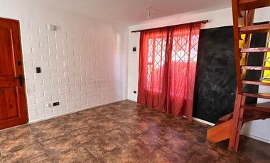 Casa en arriendo c/ estacionamiento en Peñablanca