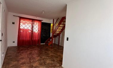 Casa en arriendo c/ estacionamiento en Peñablanca