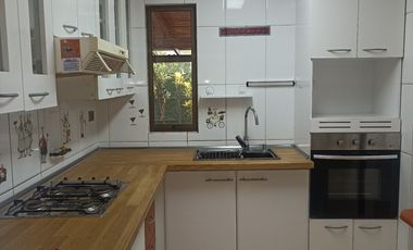Casa en arriendo c/ estacionamiento en La Florida Alto