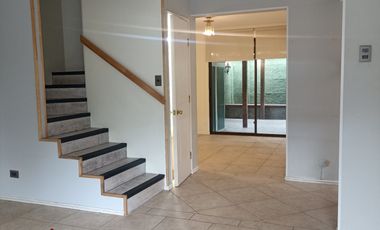 Casa en arriendo c/ estacionamiento en La Florida Alto