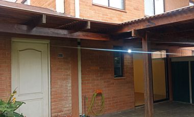 Casa en arriendo c/ estacionamiento en La Florida Alto