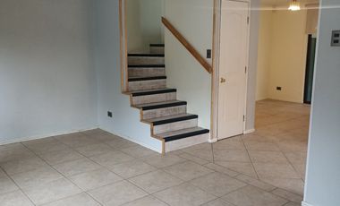 Casa en arriendo c/ estacionamiento en La Florida Alto